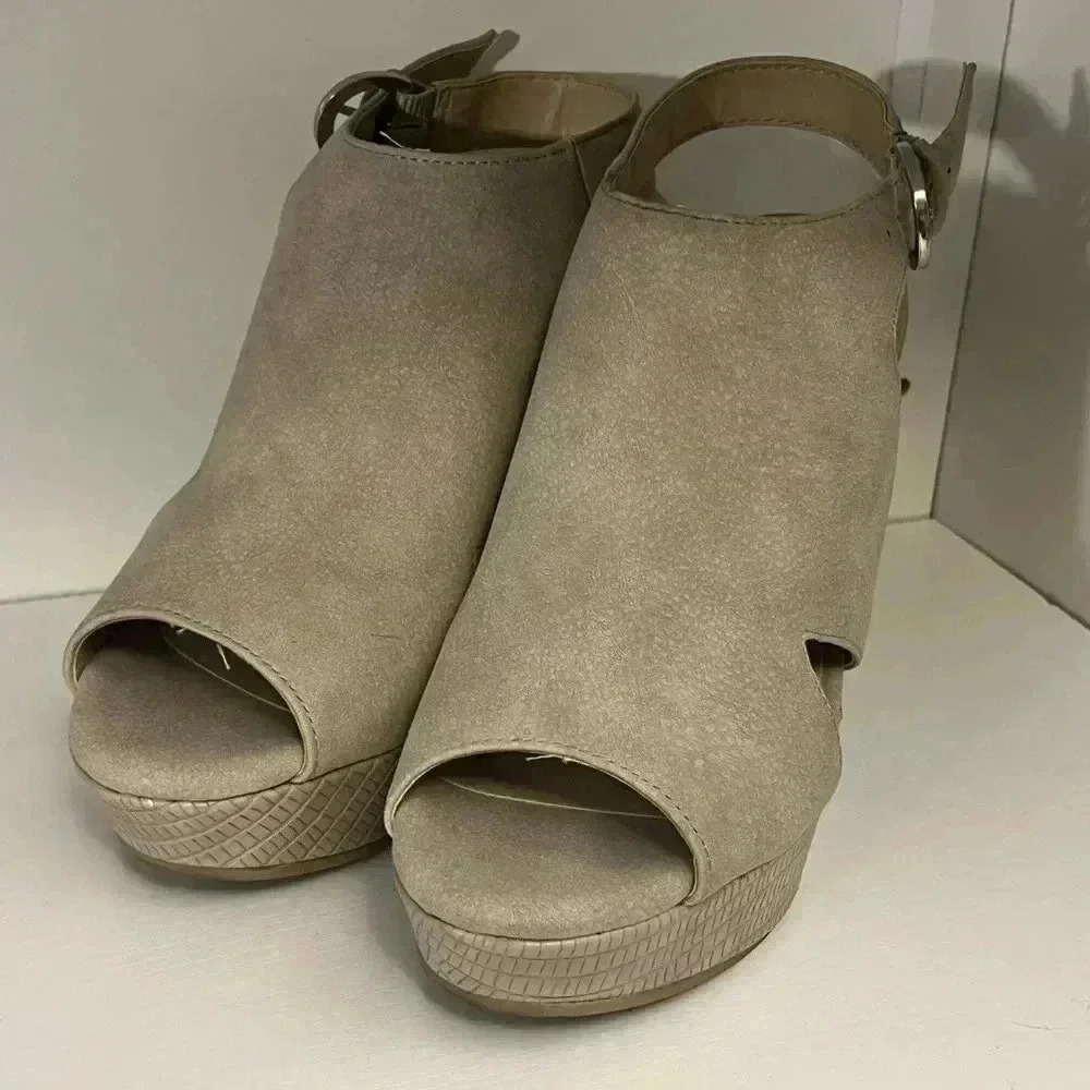 Chinese Laundry Women’s Wedges with back strap. Size 8 neutral. - Picture 4 of 7
